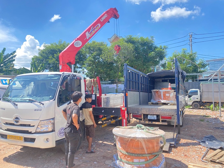 Xe tải chở hàng bốc hàng bằng cần cẩu
