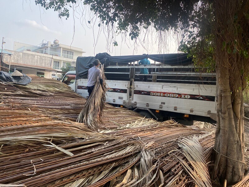 Dịch vụ thuê xe tải thùng dài 6m chở lá lợp nhà uy tín tại TPHCM
