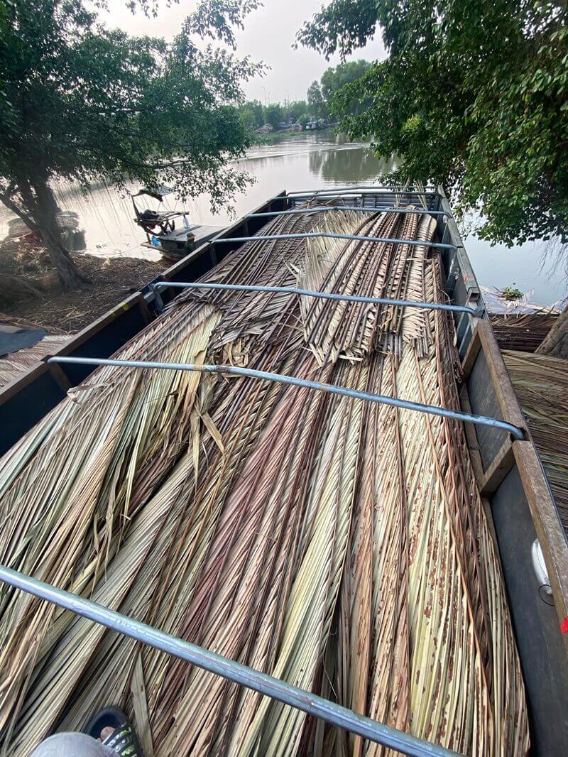 Vận Tải An Sương cho thuê xe tải chở lá lợp nhà bảo vệ lá sạch sẽ, không bị hư hại