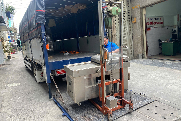Thuê Xe Tải Bàn Nâng, Bửng Nâng Chở Hàng Nặng