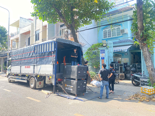 Thuê Xe Tải Chở Hàng Gắn Bàn Nâng Hạ 700KG