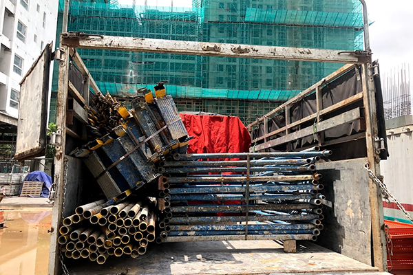 Thuê xe tải chở giàn giáo và thiết bị xây dựng